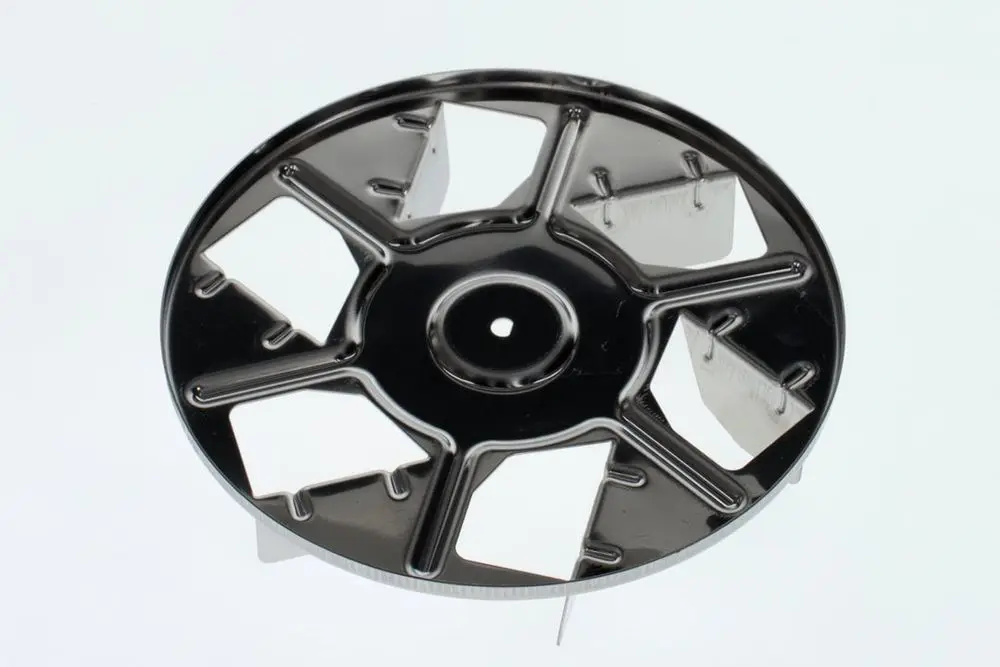 Schwarzes Gebläserad mit speichenartigem Design, gefertigt aus Metall. Die Bauform ist kreisförmig mit mittigem Loch, verwendet in Bosch-Geräten zur Luftzirkulation.